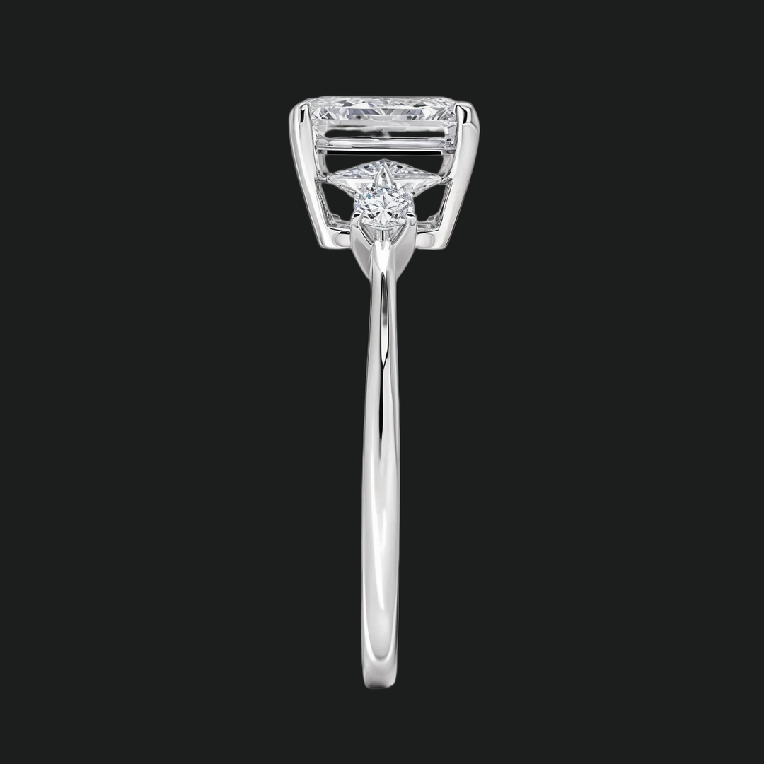 Cometa Asscher Cut Three Stone Diamond Accenten verlovingsring