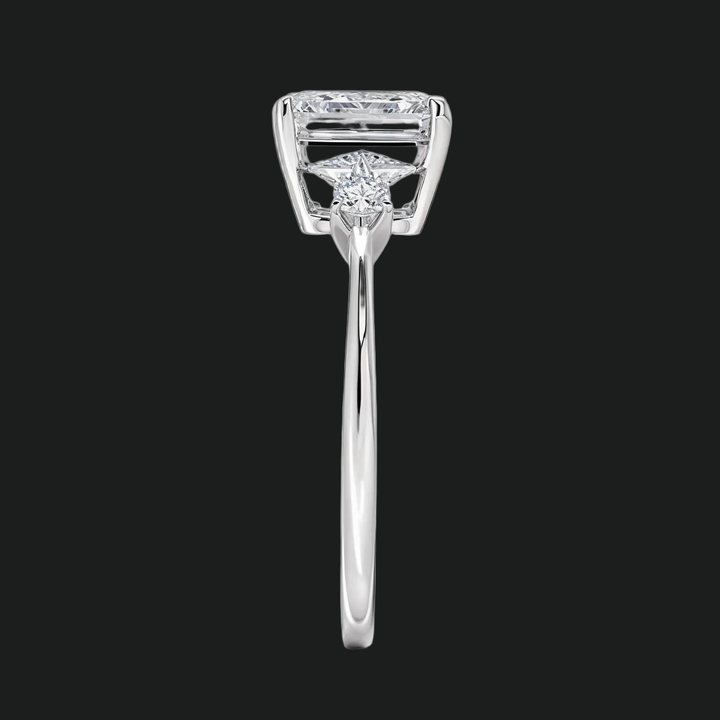 Cometa Asscher Cut Three Stone Diamond Accenten verlovingsring