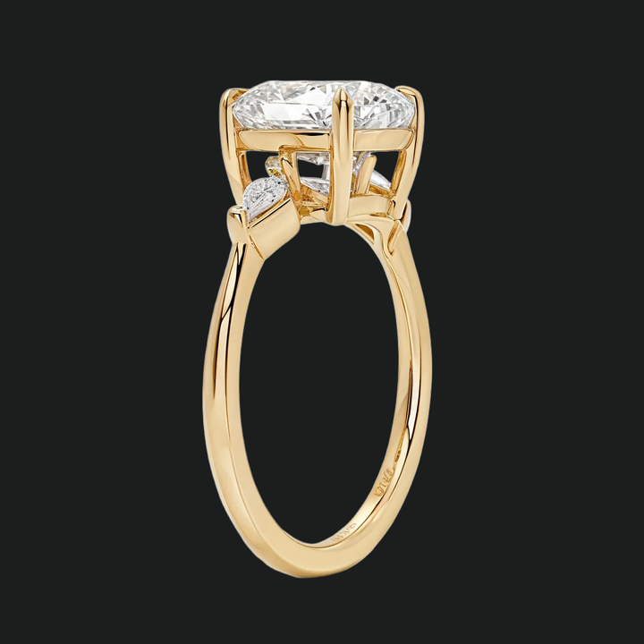 Cometa Cushion Cut Three Stone Diamond Accenten verlovingsring