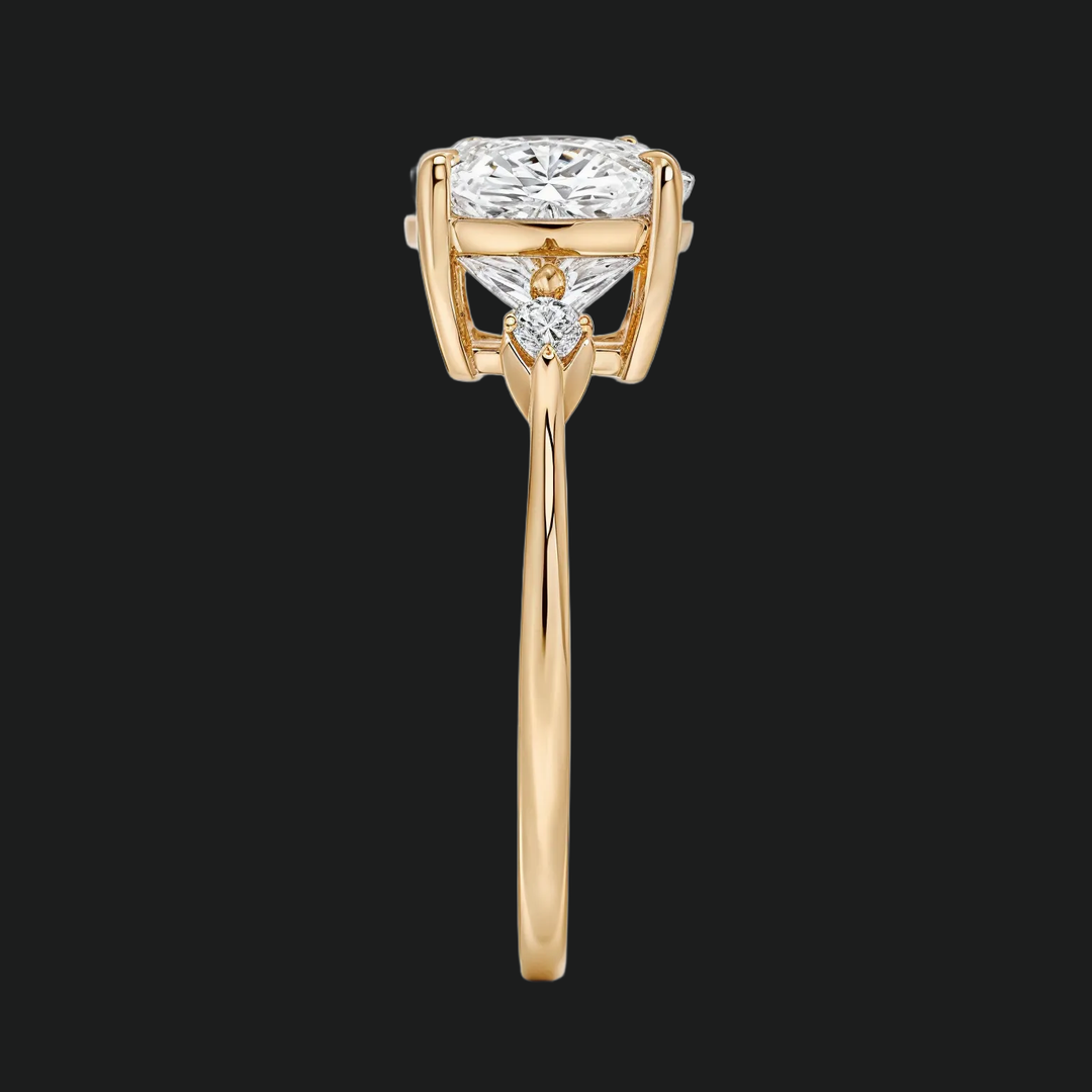 Cometa Cushion Cut Three Stone Diamond Accenten verlovingsring
