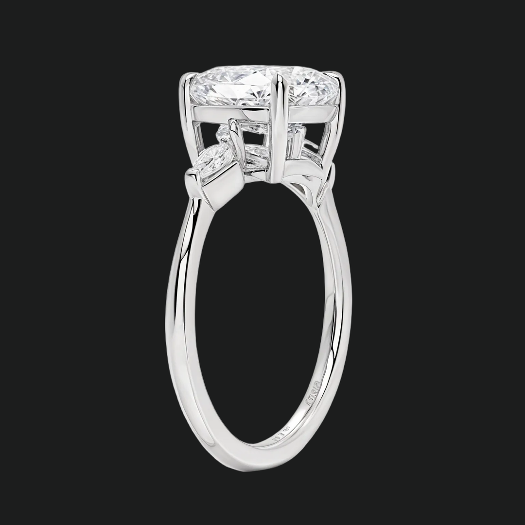 Cometa Cushion Cut Three Stone Diamond Accenten verlovingsring