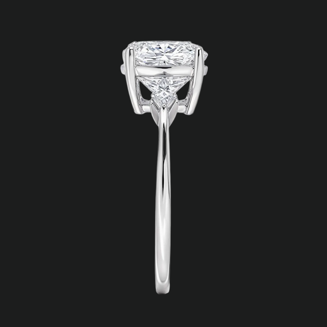 Cometa Cushion Cut Three Stone Diamond Accenten verlovingsring