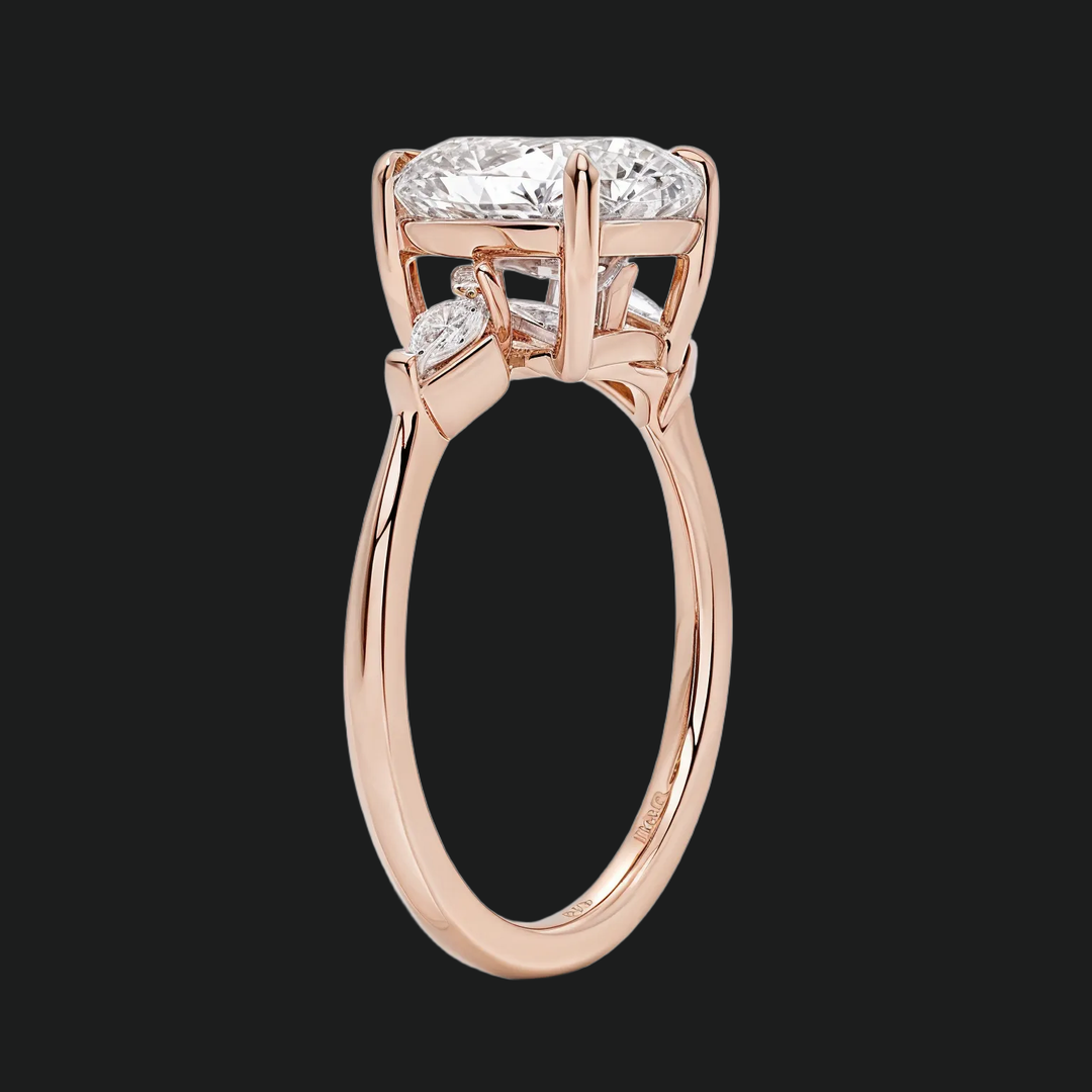 Cometa Cushion Cut Three Stone Diamond Accenten verlovingsring