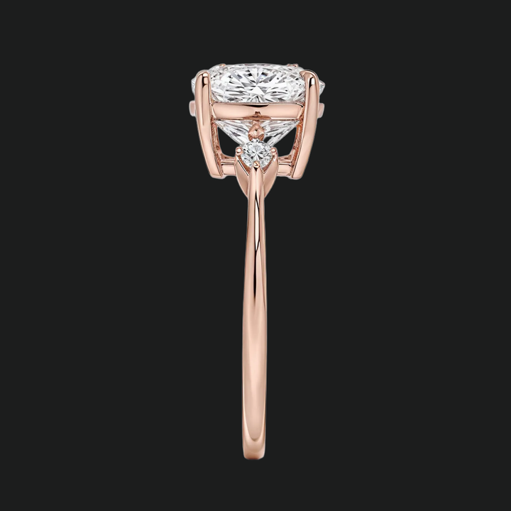 Cometa Cushion Cut Three Stone Diamond Accenten verlovingsring