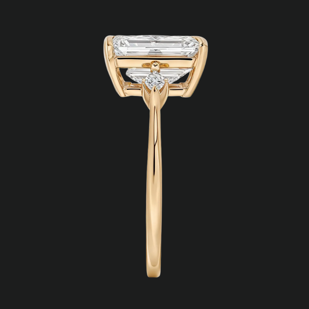 Cometa Emerald Cut Three Stone Diamond Accenten verlovingsring