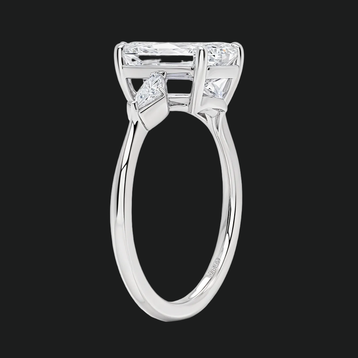 Cometa Emerald Cut Three Stone Diamond Accenten verlovingsring