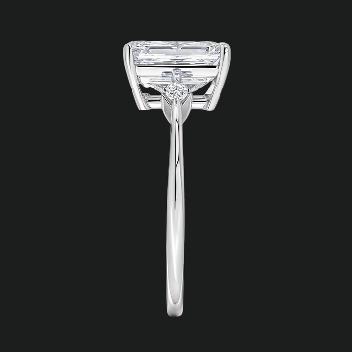 Cometa Emerald Cut Three Stone Diamond Accenten verlovingsring