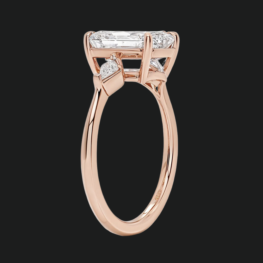 Cometa Emerald Cut Three Stone Diamond Accenten verlovingsring