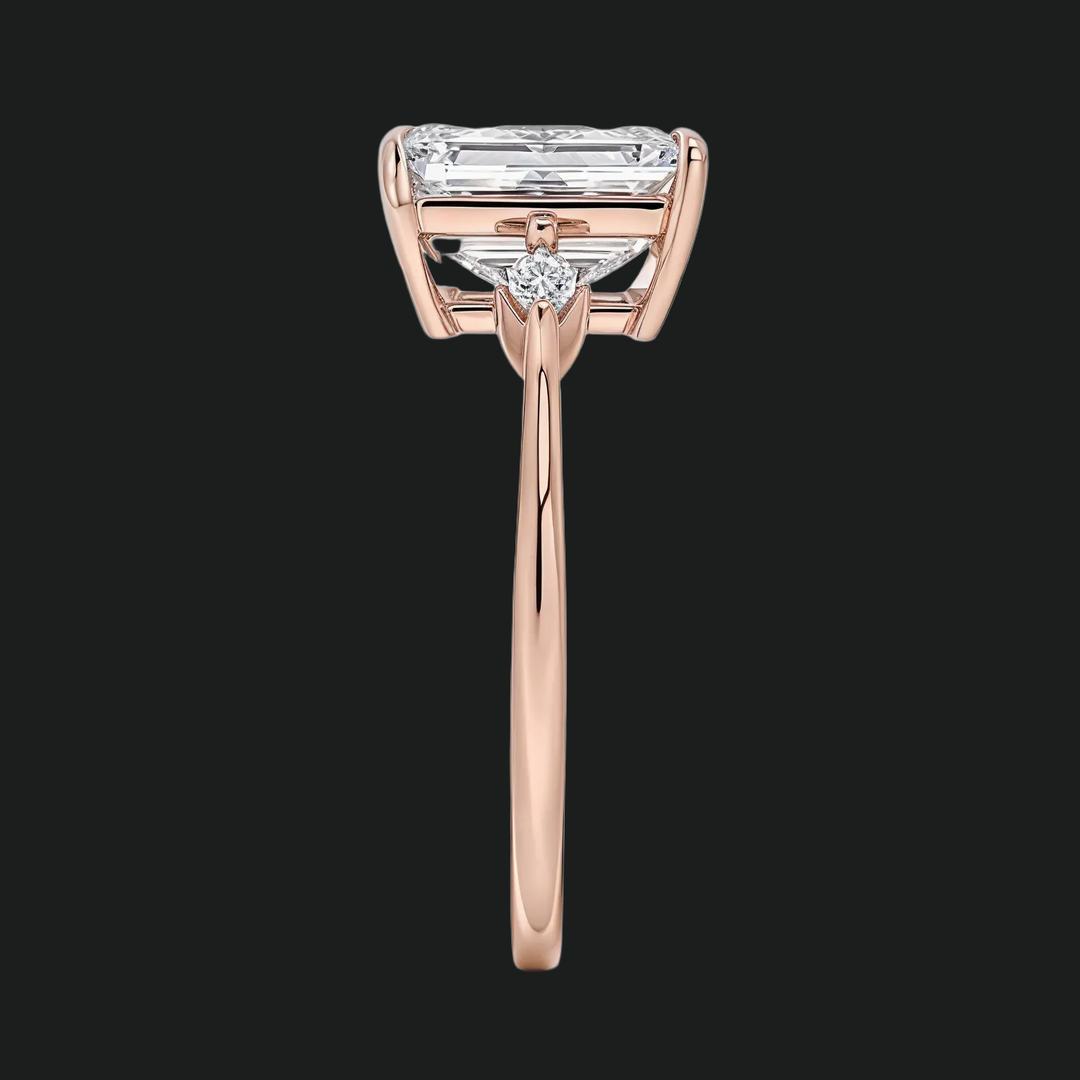 Cometa Emerald Cut Three Stone Diamond Accenten verlovingsring