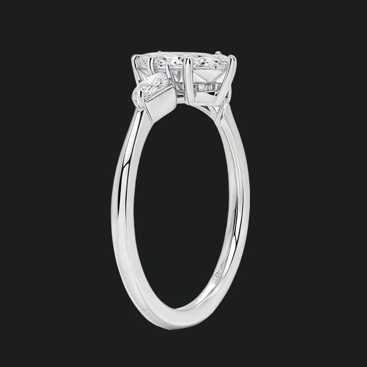 Anello di fidanzamento in pietra Marquise e Kite