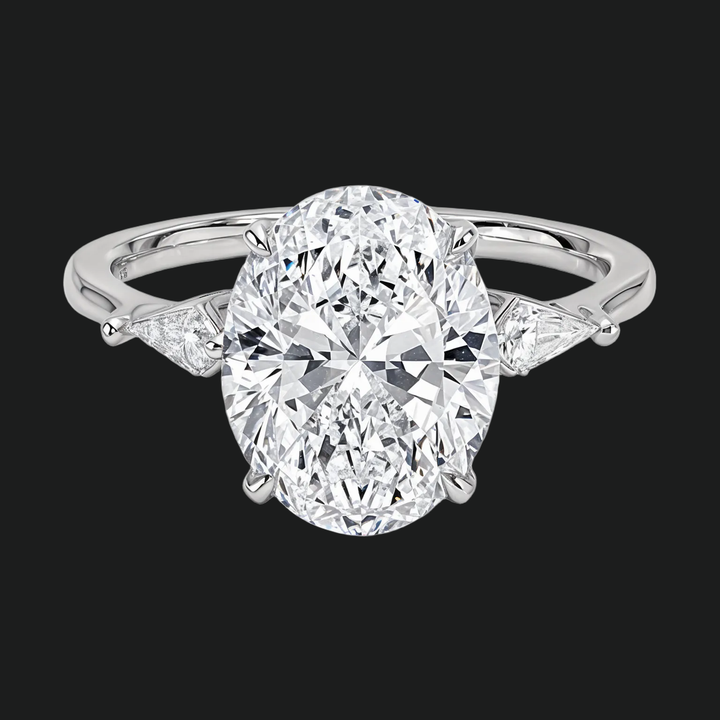 Ovaal gesneden drie stenen diamant accenten verlovingsring