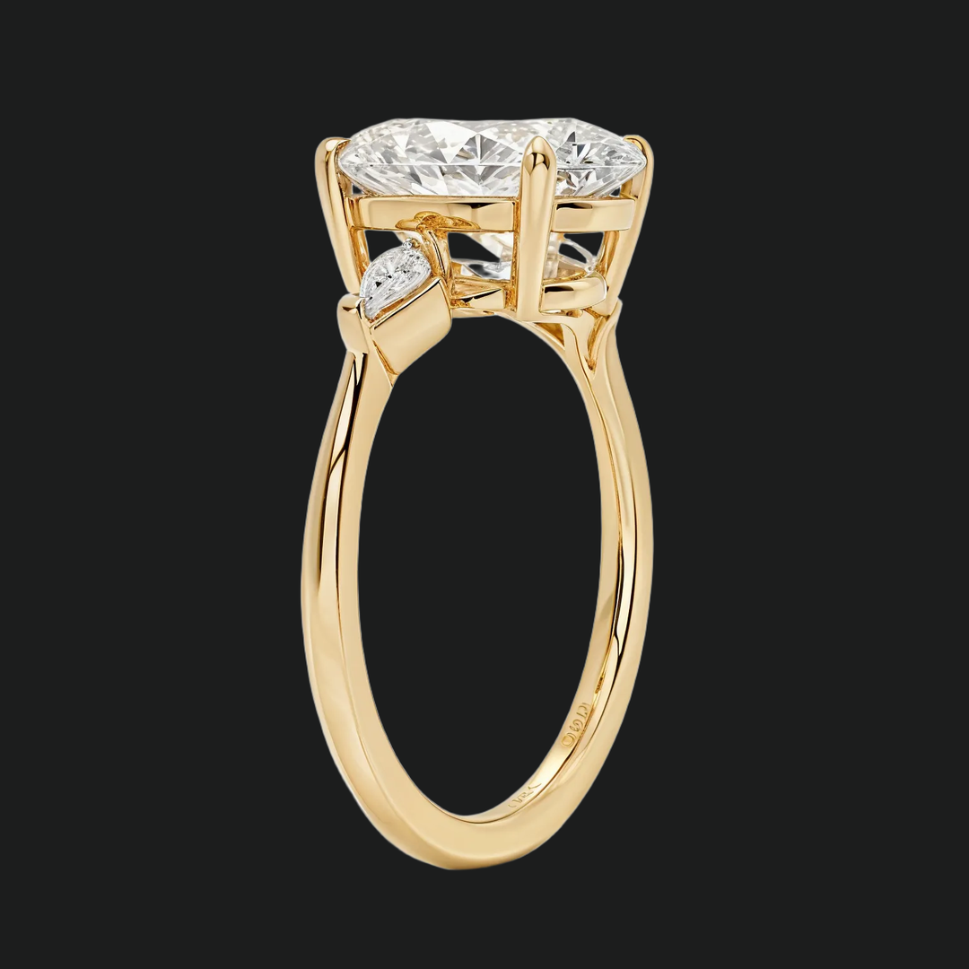 Ovaal gesneden drie stenen diamant accenten verlovingsring