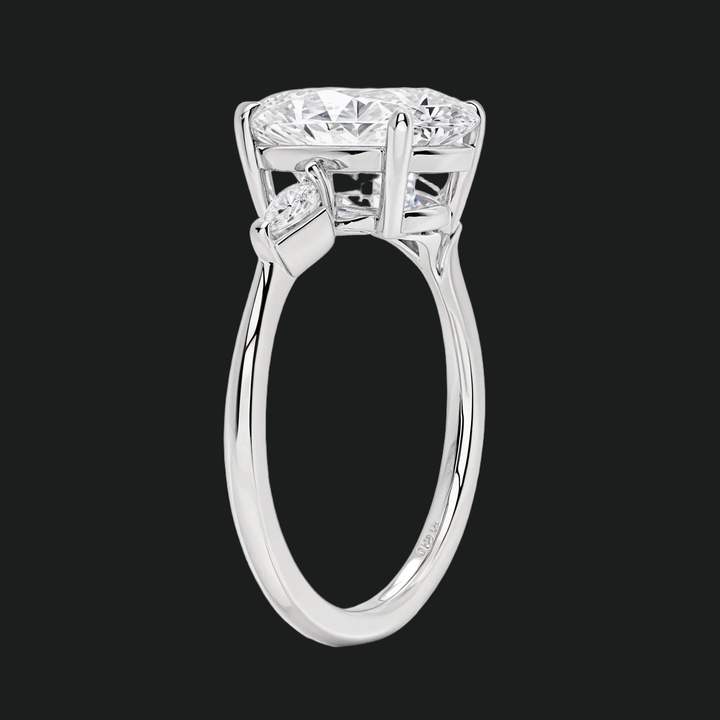 Ovaal gesneden drie stenen diamant accenten verlovingsring