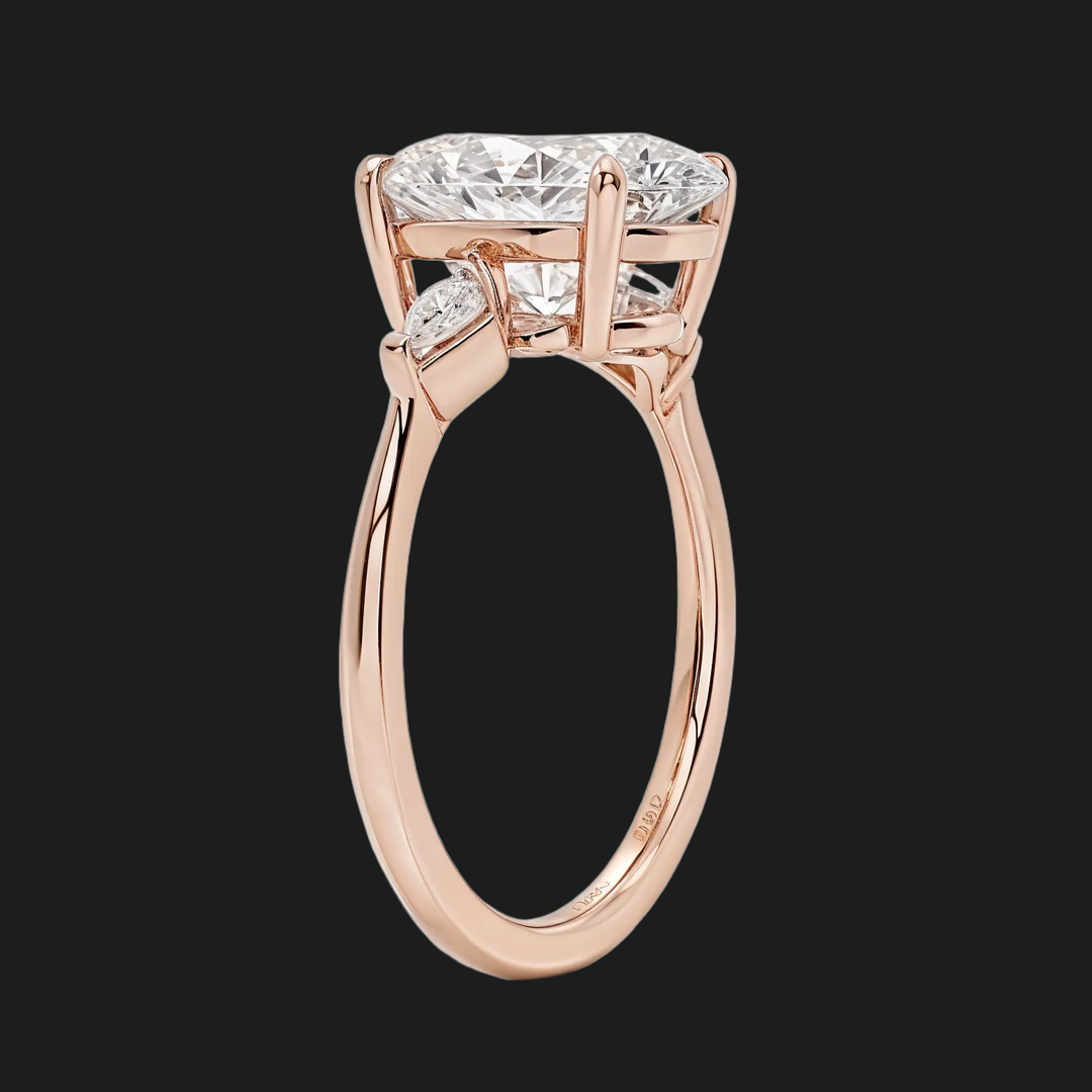 Ovaal gesneden drie stenen diamant accenten verlovingsring