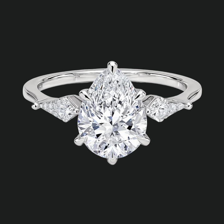 Coupe de fiançailles en pierre coupée à poire avec des accents de diamant