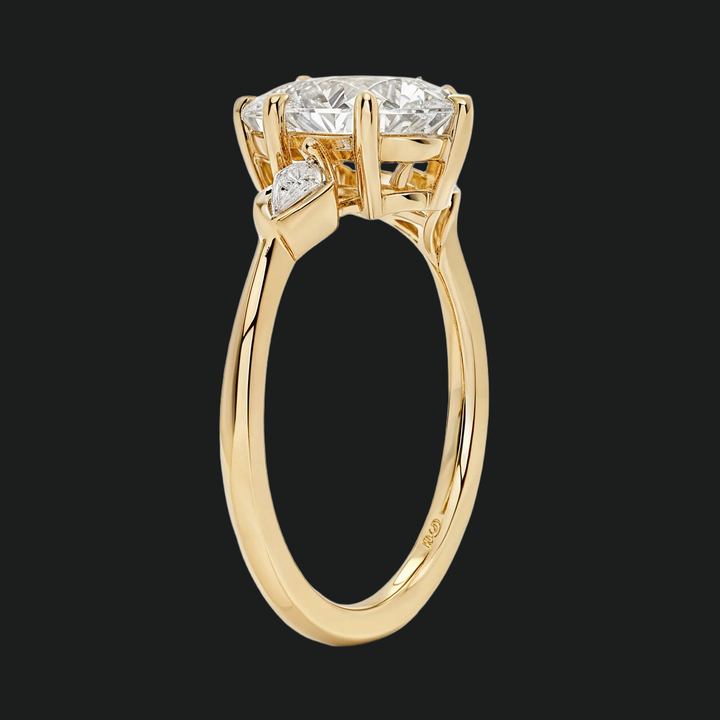 Coupe de fiançailles en pierre coupée à poire avec des accents de diamant