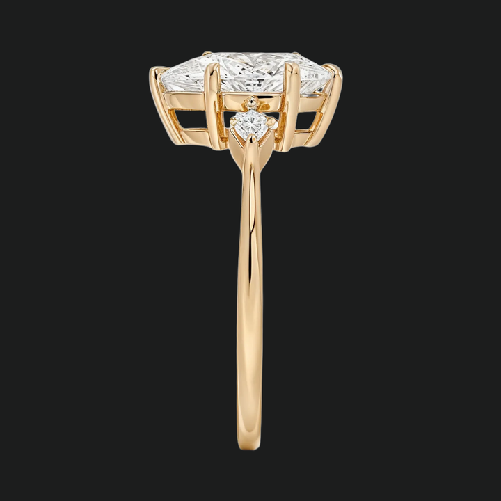 Coupe de fiançailles en pierre coupée à poire avec des accents de diamant