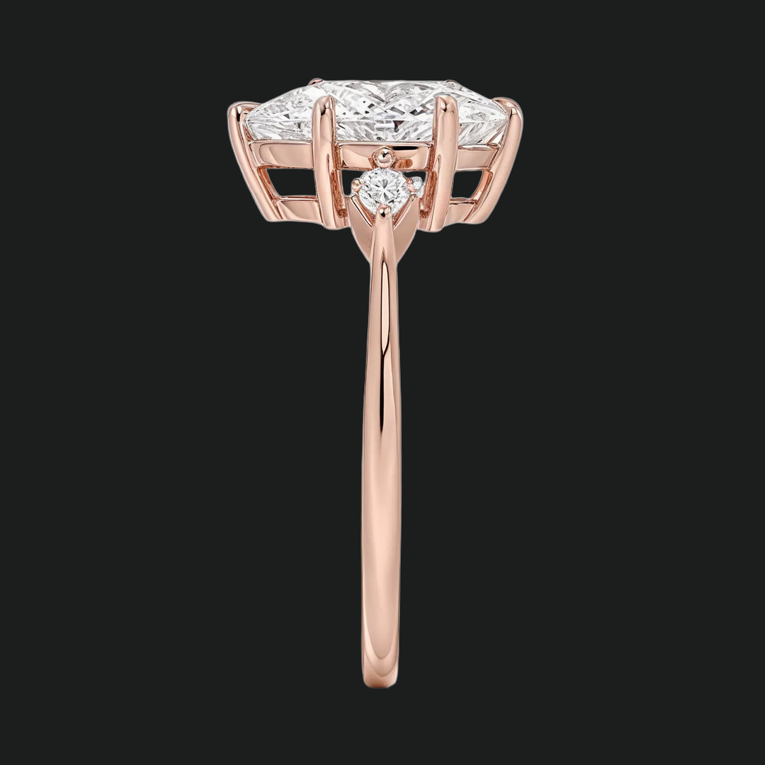 Coupe de fiançailles en pierre coupée à poire avec des accents de diamant