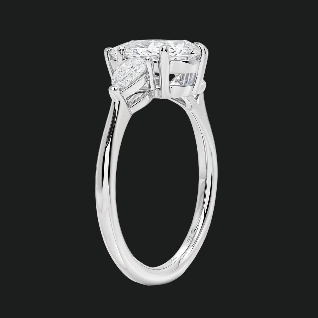 Coupe de fiançailles en pierre coupée à poire avec des accents de diamant