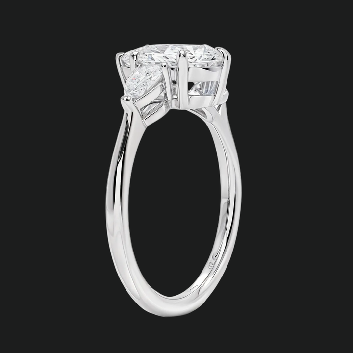 Coupe de fiançailles en pierre coupée à poire avec des accents de diamant