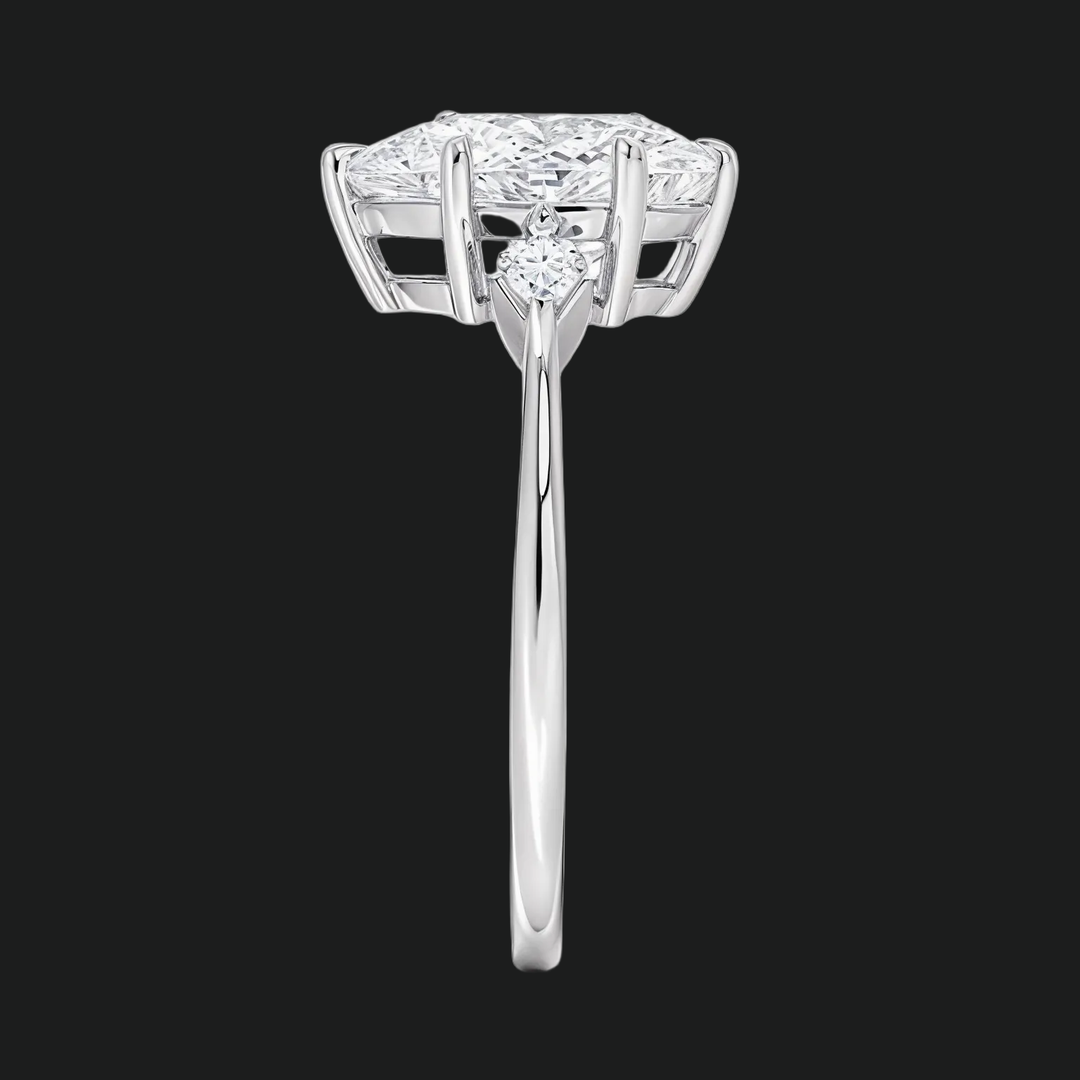 Coupe de fiançailles en pierre coupée à poire avec des accents de diamant