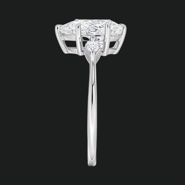 Coupe de fiançailles en pierre coupée à poire avec des accents de diamant
