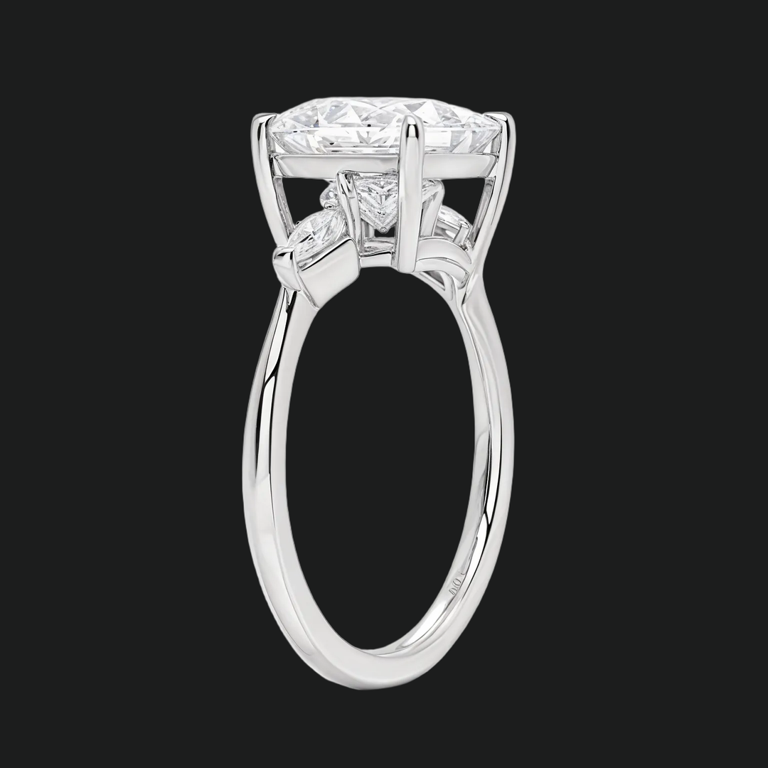 Cometa Princess Cut Three Stone verlovingsring met diamantaccenten