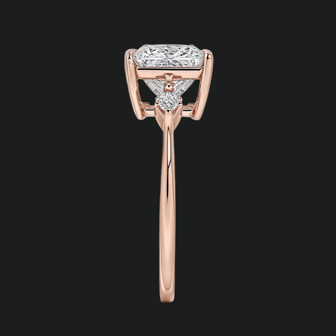 Cometa Princess Cut Three Stone verlovingsring met diamantaccenten