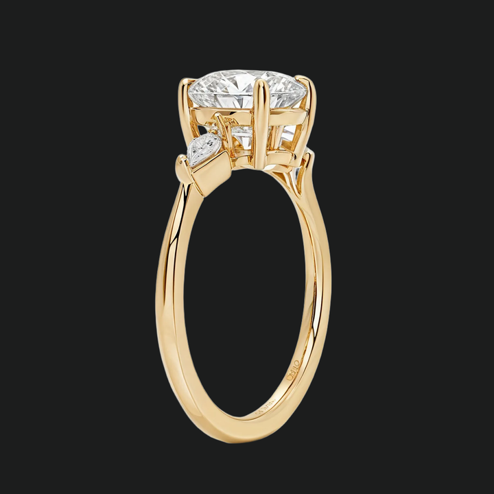 Cometa drie stenen ronde diamant accenten verlovingsring