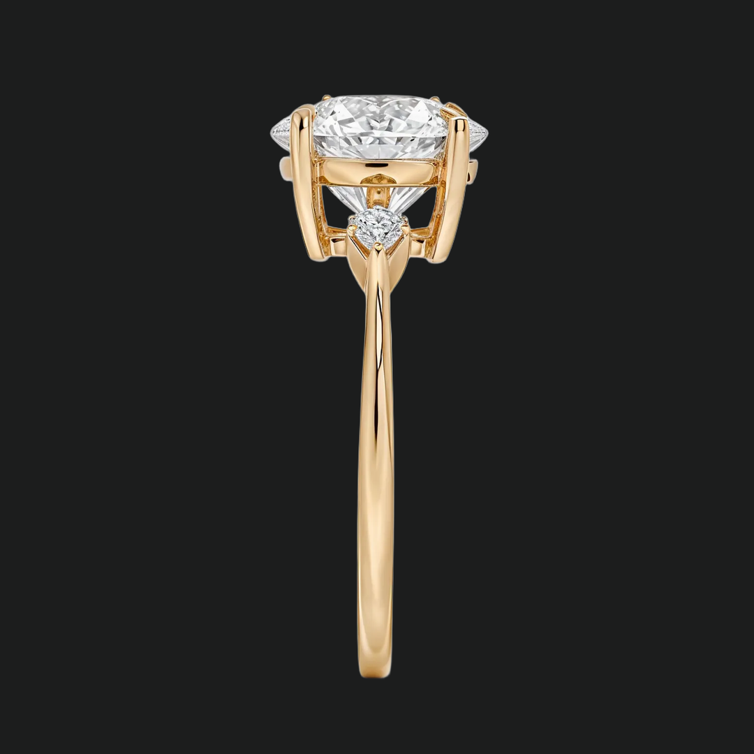 Cometa drie stenen ronde diamant accenten verlovingsring