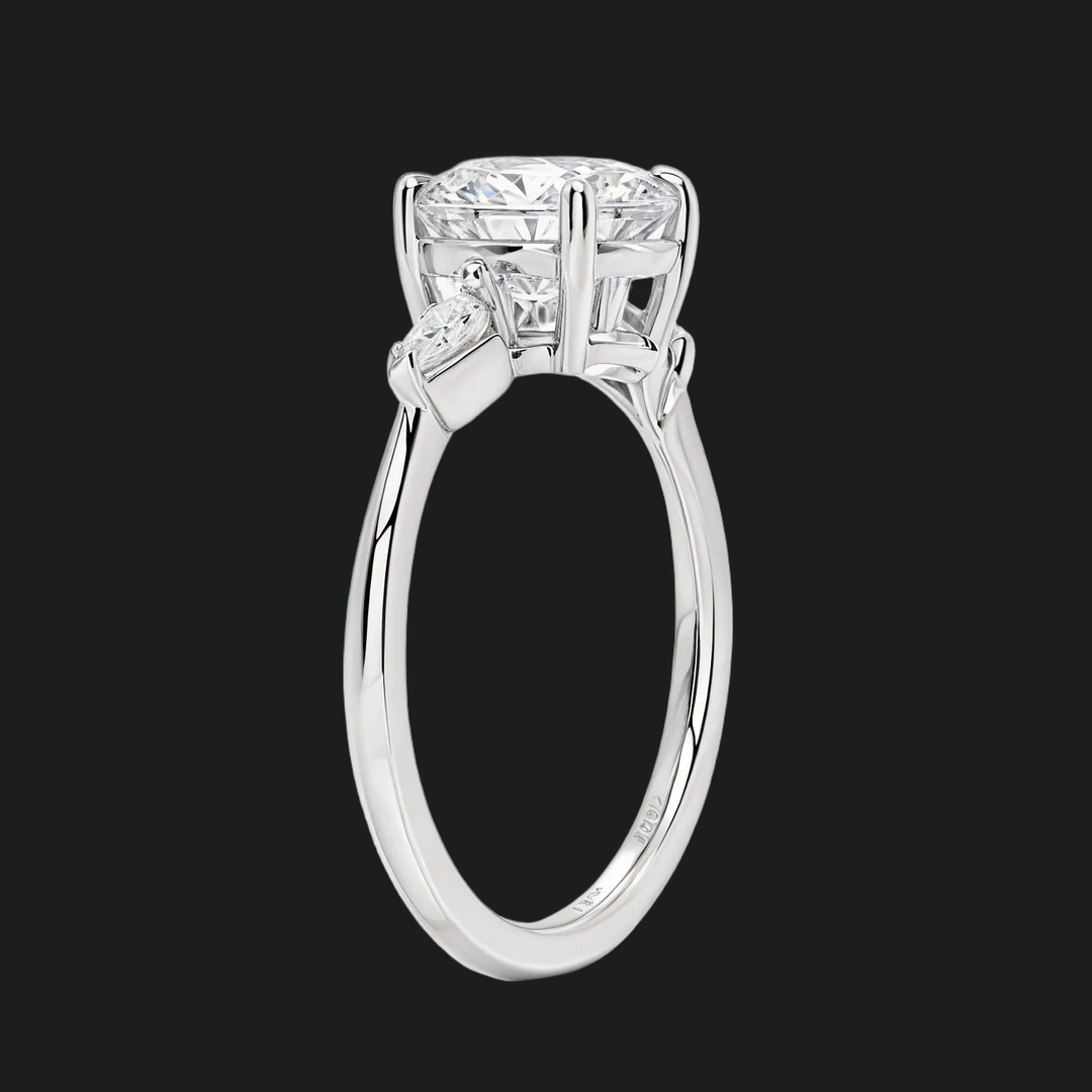 Cometa drie stenen ronde diamant accenten verlovingsring