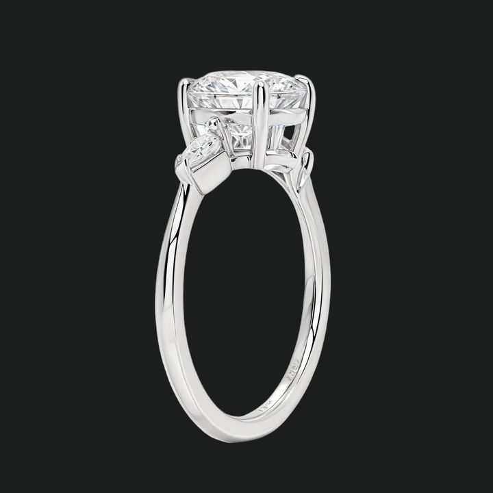 Cometa drie stenen ronde diamant accenten verlovingsring