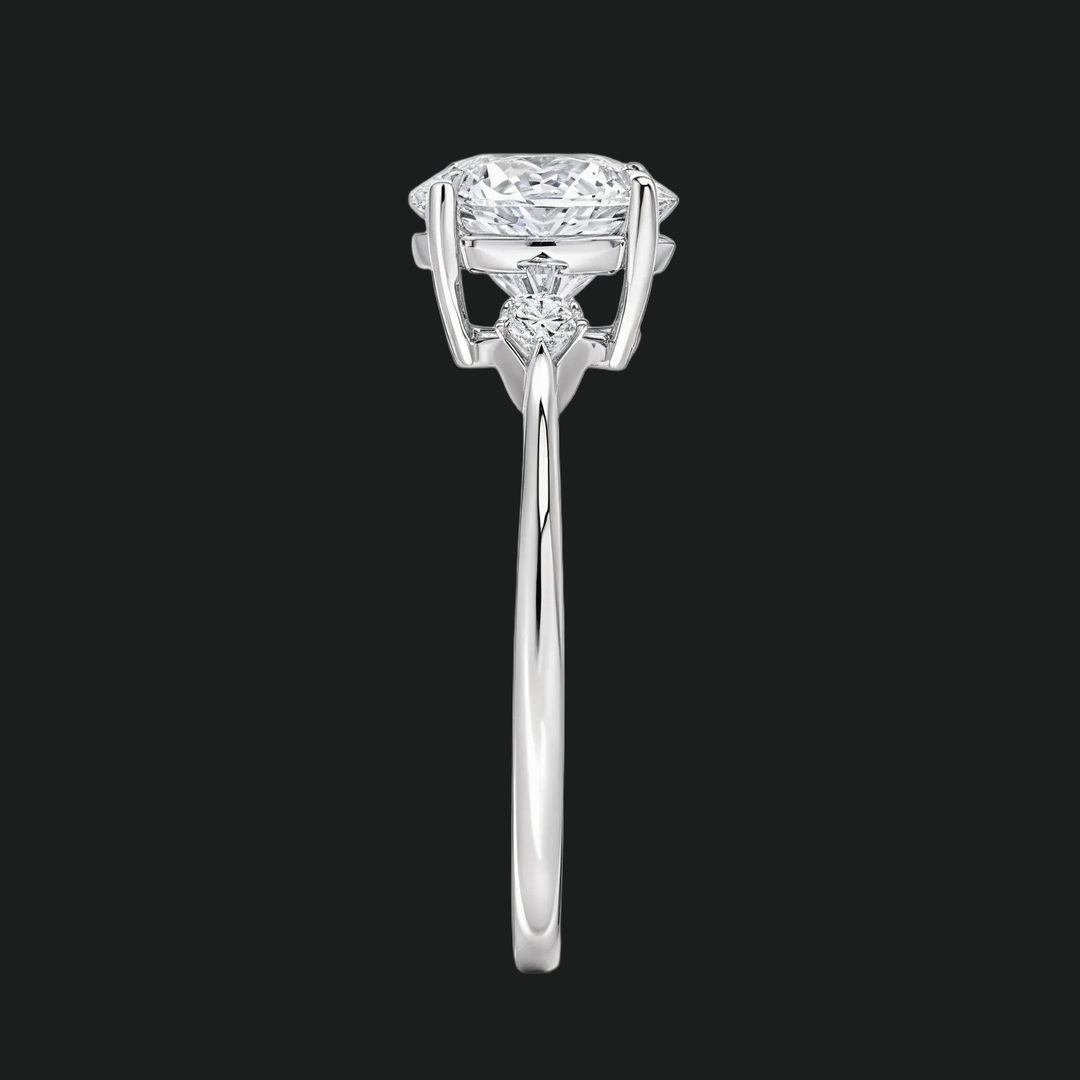 Cometa drie stenen ronde diamant accenten verlovingsring