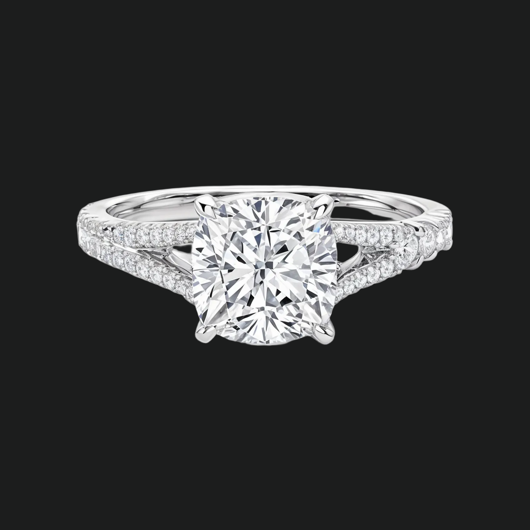 Kussen gesneden split schacht verlovingsring met diamantaccenten in 9kt witgoud