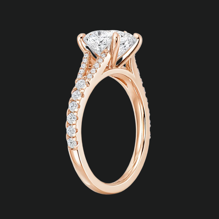 Split -Shank -Verlobungsring mit Kissen geschnitten mit Diamantakzenten