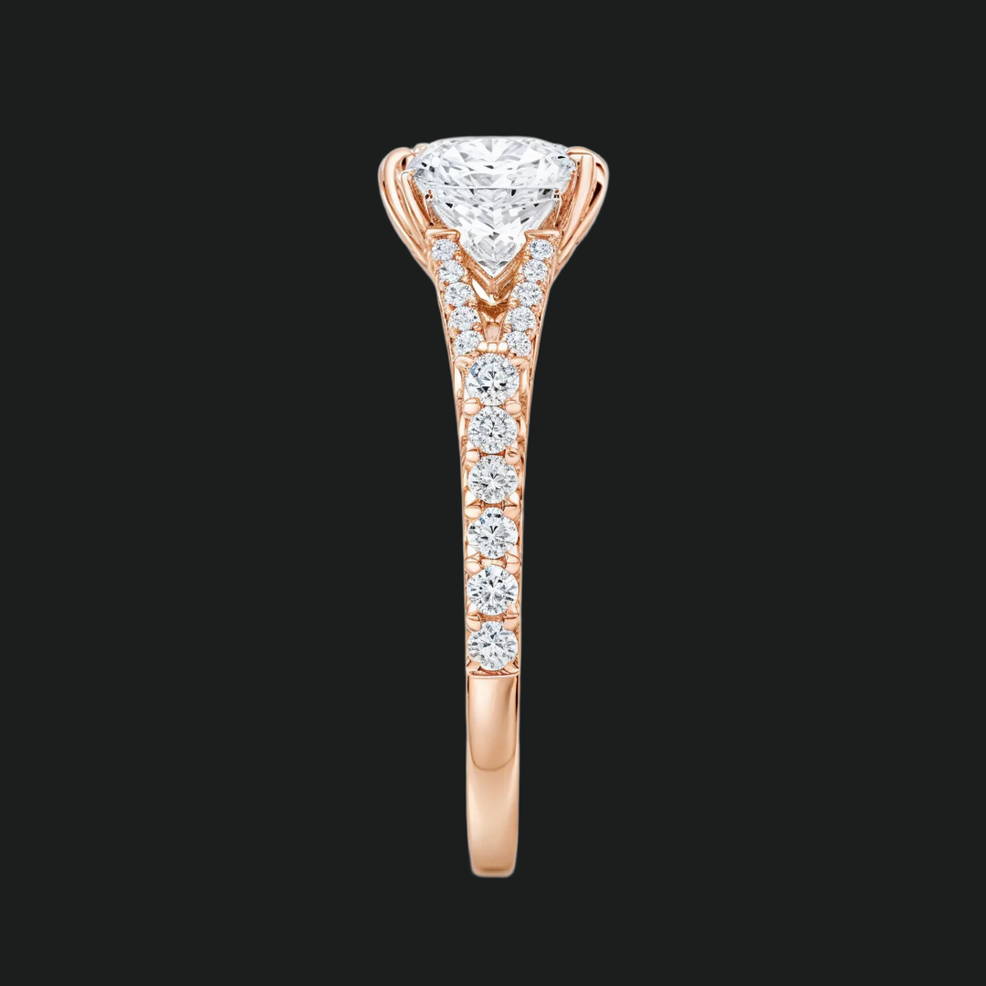 Split -Shank -Verlobungsring mit Kissen geschnitten mit Diamantakzenten