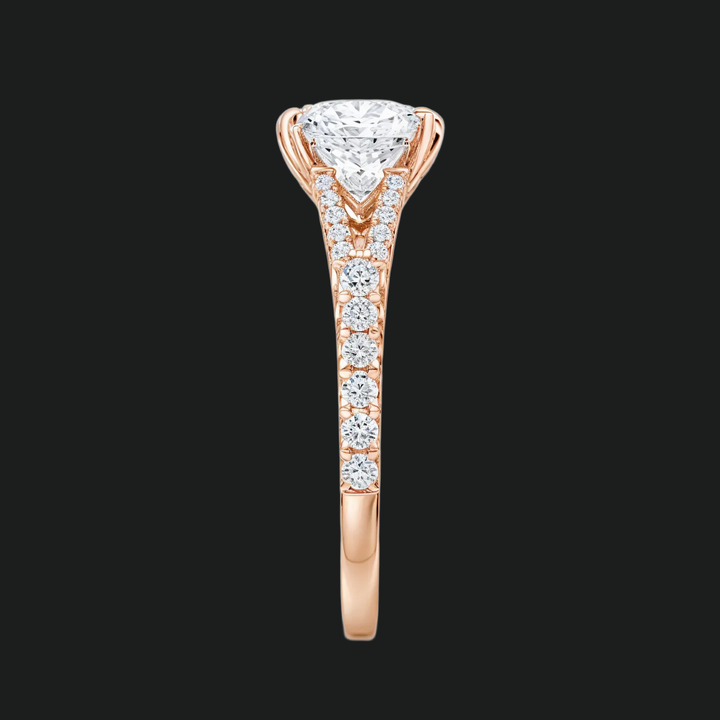 Split -Shank -Verlobungsring mit Kissen geschnitten mit Diamantakzenten