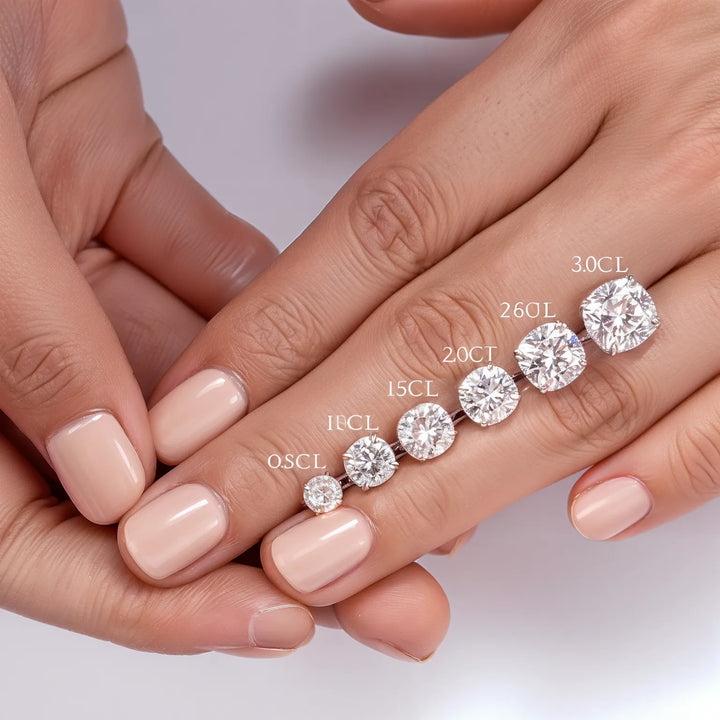 Split -Shank -Verlobungsring mit Kissen geschnitten mit Diamantakzenten