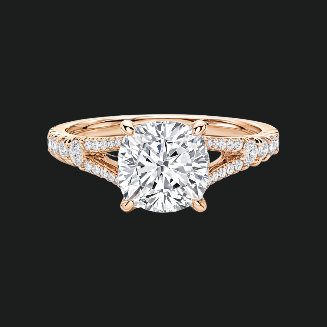 Split -Shank -Verlobungsring mit Kissen geschnitten mit Diamantakzenten