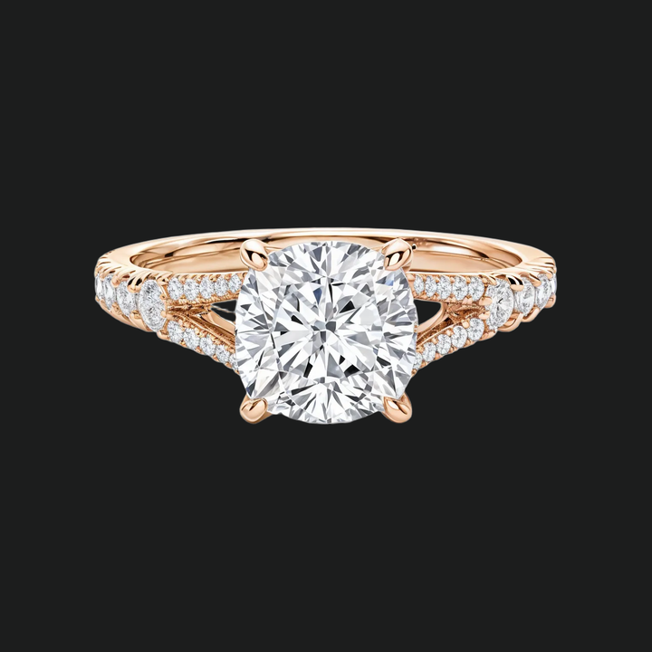 Split -Shank -Verlobungsring mit Kissen geschnitten mit Diamantakzenten