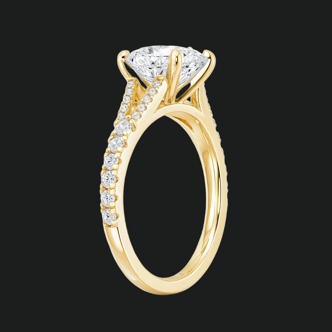 Split -Shank -Verlobungsring mit Kissen geschnitten mit Diamantakzenten
