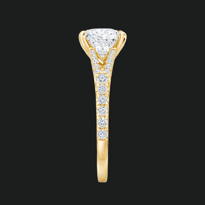 Split -Shank -Verlobungsring mit Kissen geschnitten mit Diamantakzenten