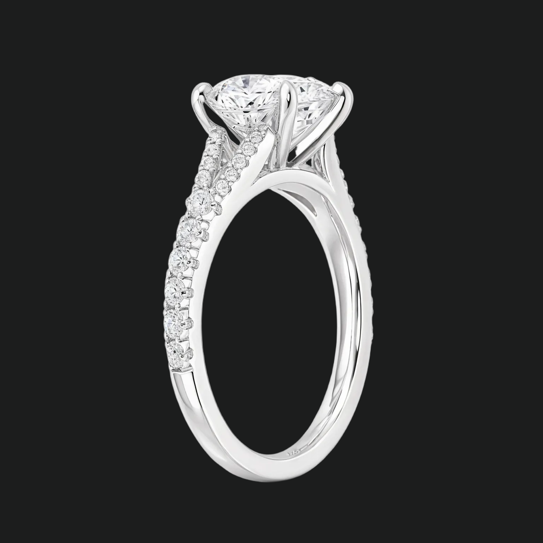 Split -Shank -Verlobungsring mit Kissen geschnitten mit Diamantakzenten