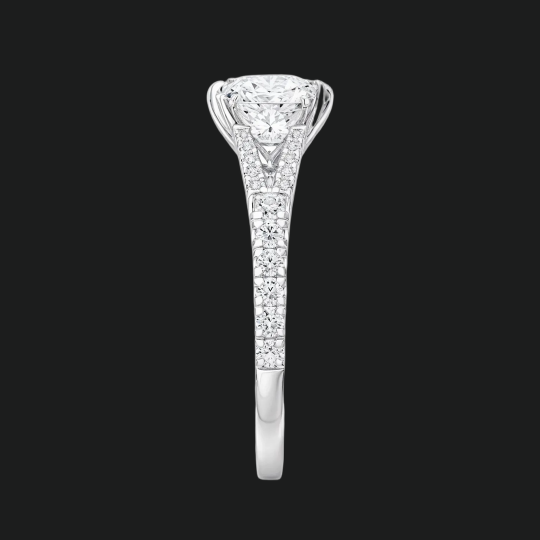 Split -Shank -Verlobungsring mit Kissen geschnitten mit Diamantakzenten