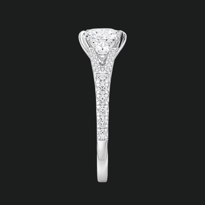 Split -Shank -Verlobungsring mit Kissen geschnitten mit Diamantakzenten