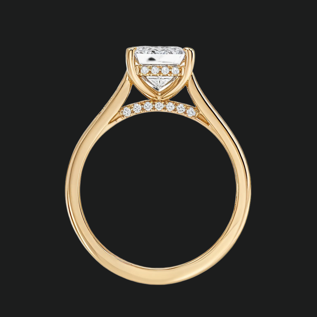 Emerald gesneden verborgen halo -verlovingsring met diamantaccenten