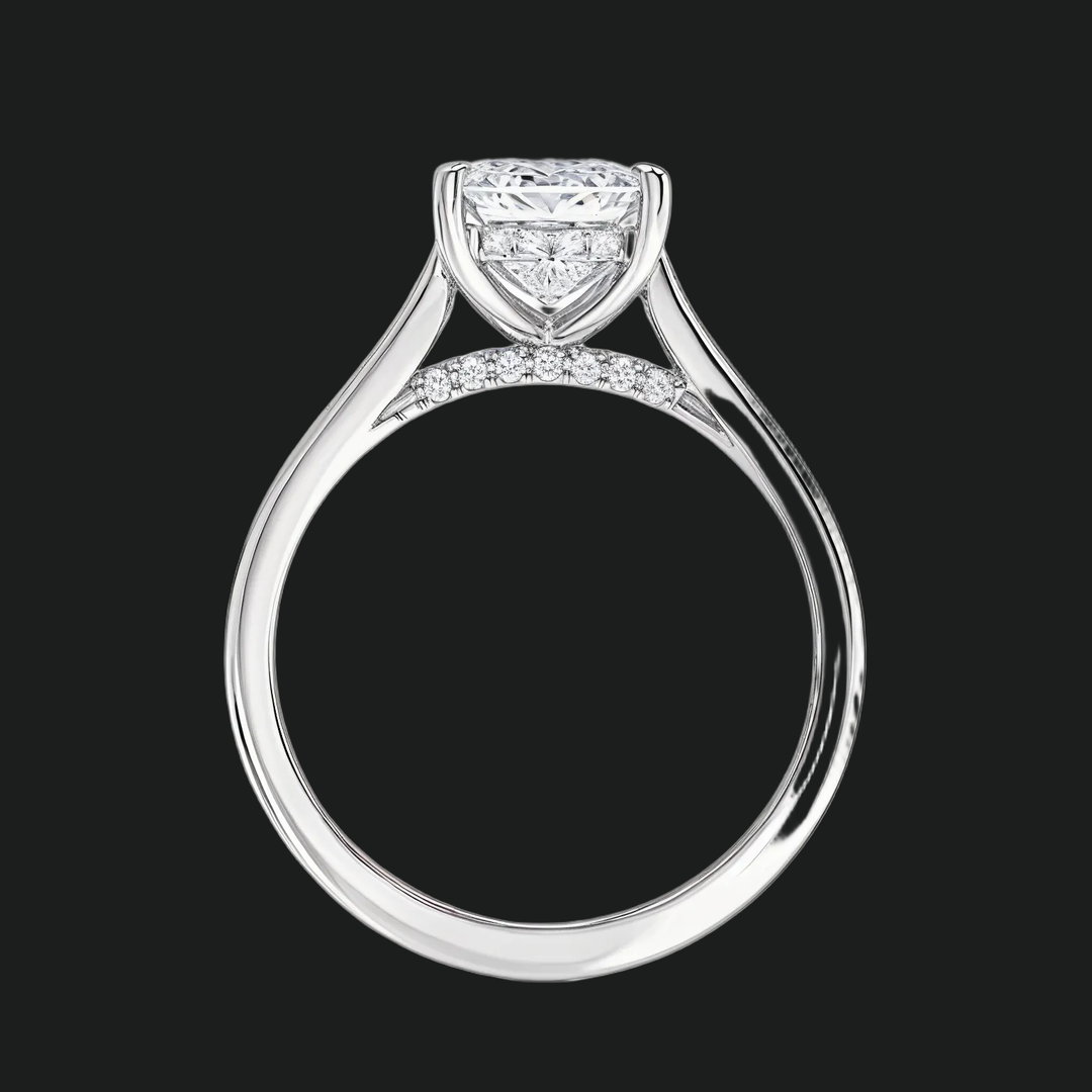 Emerald gesneden verborgen halo -verlovingsring met diamantaccenten