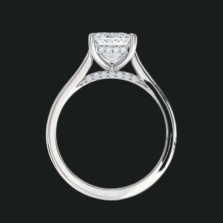 Emerald gesneden verborgen halo -verlovingsring met diamantaccenten