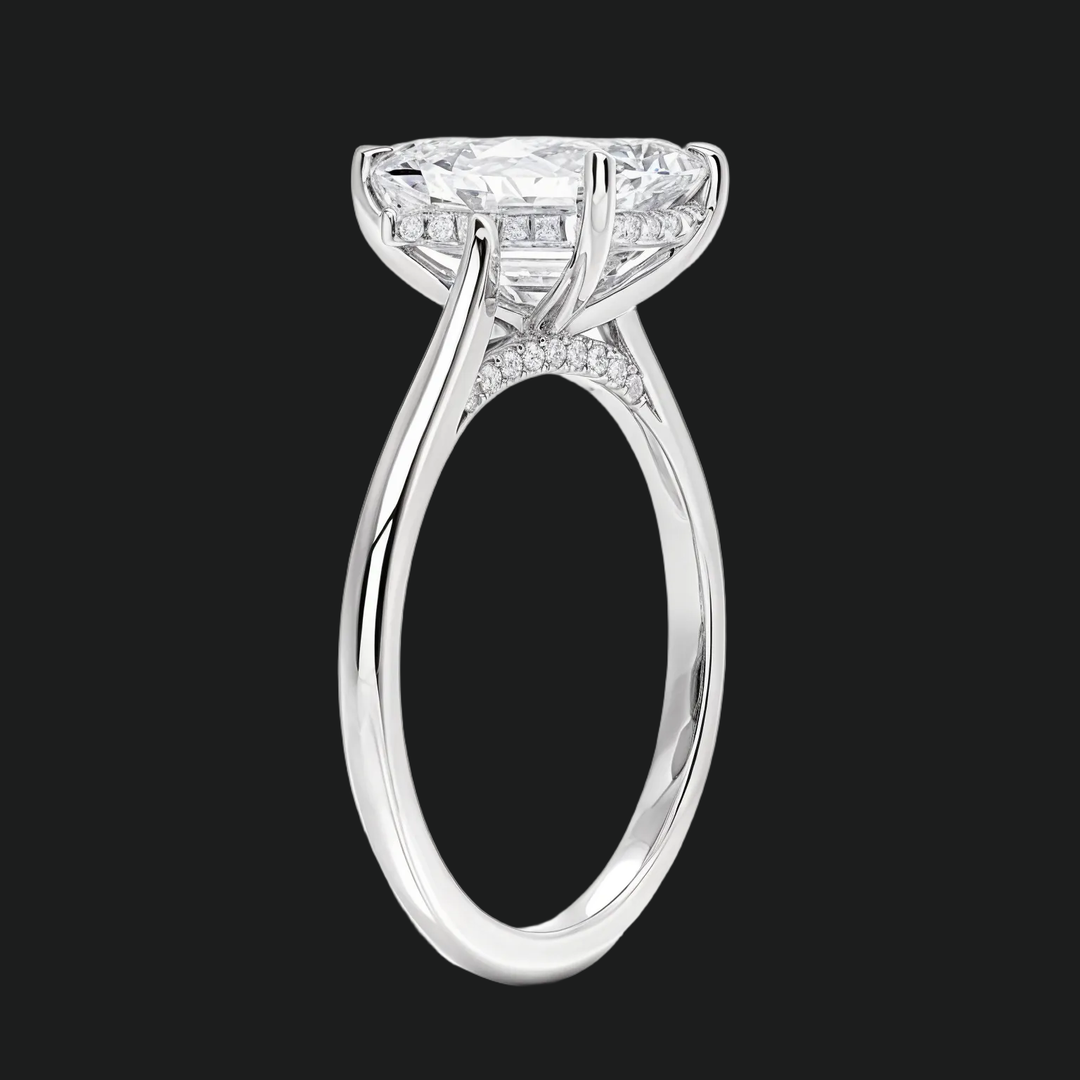 Emerald gesneden verborgen halo -verlovingsring met diamantaccenten