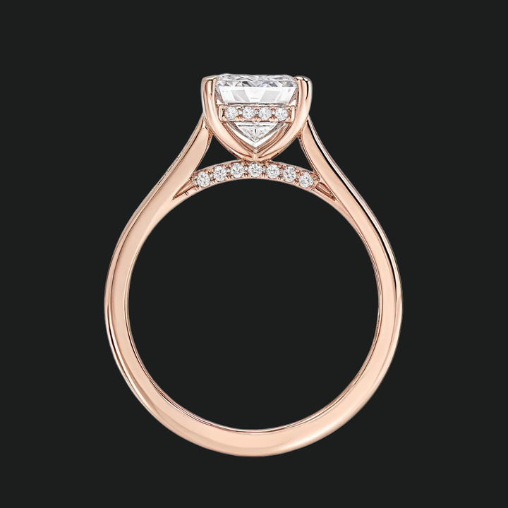 Emerald gesneden verborgen halo -verlovingsring met diamantaccenten